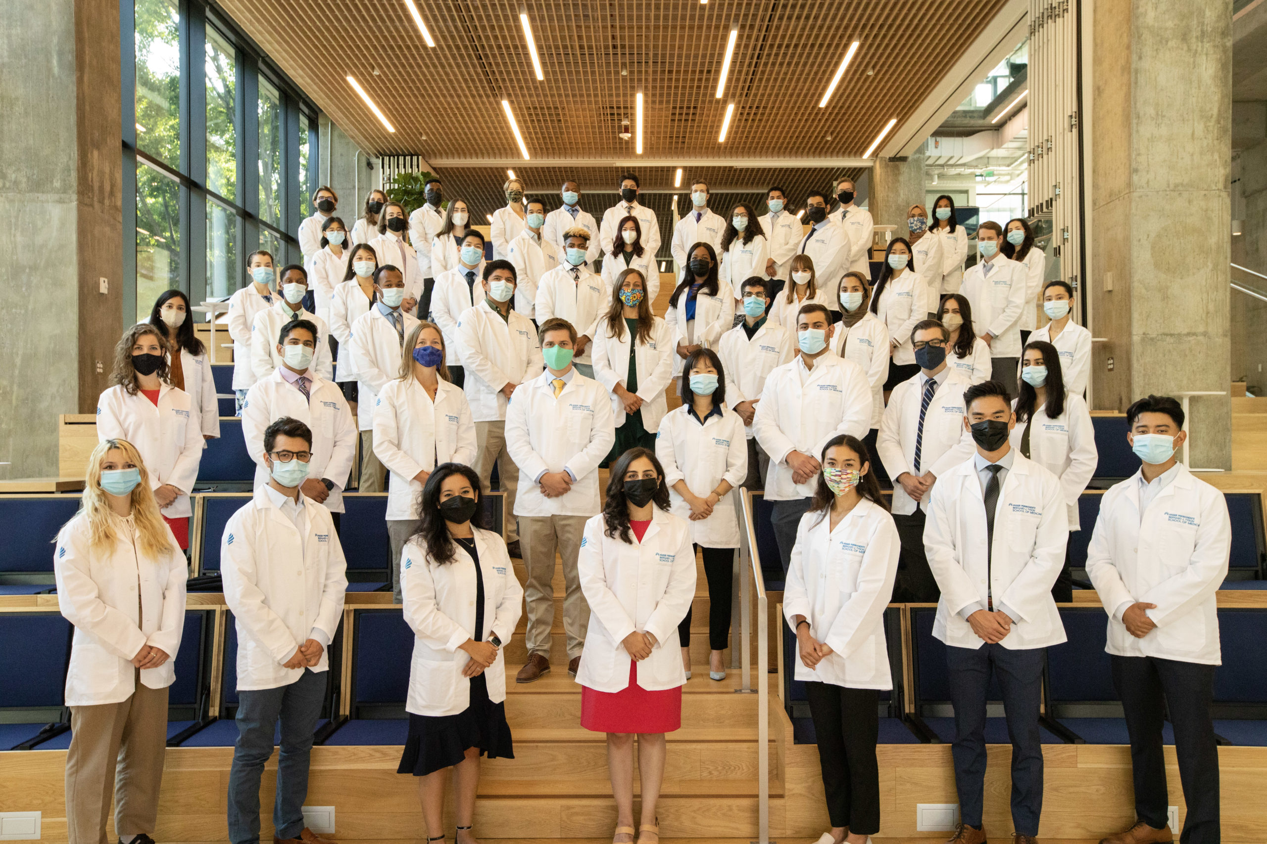 Kaiser Permanente's school of medicine students pose for white coat ceremony